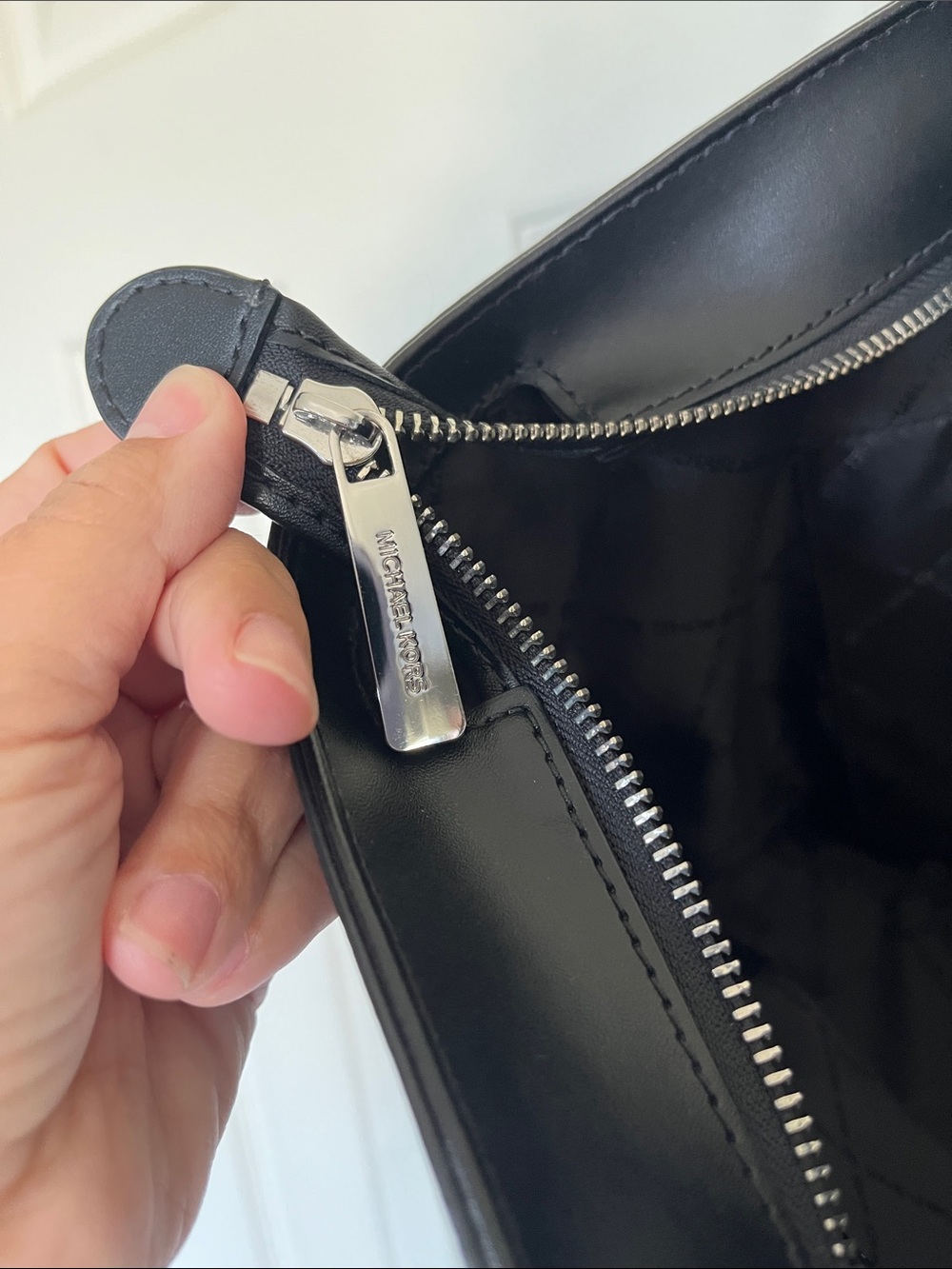 Michael Kors Black/Gray Signature Logo Tote with Chain-Strap excellent condition - Picture 9 of 16